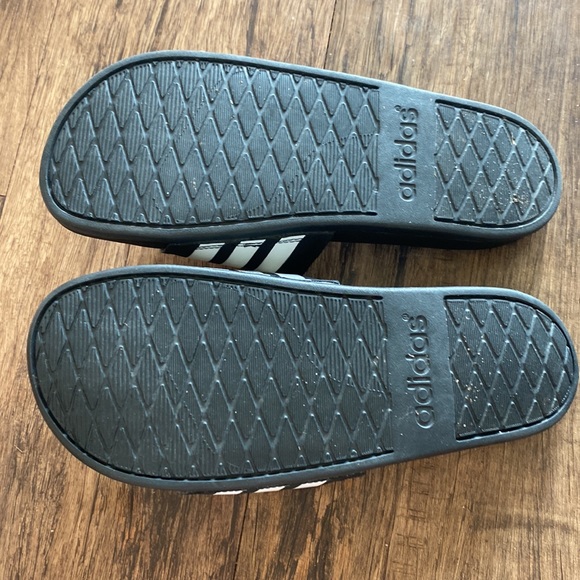 Adidas size 8 slides. Excellent condition never worn. - Picture 7 of 9